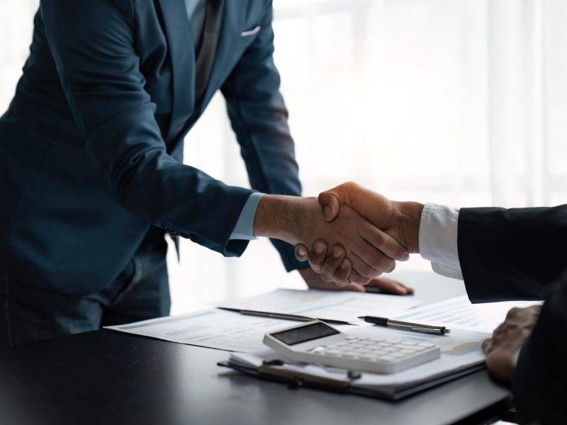 Handshake of businessmen and businessmen after meeting.